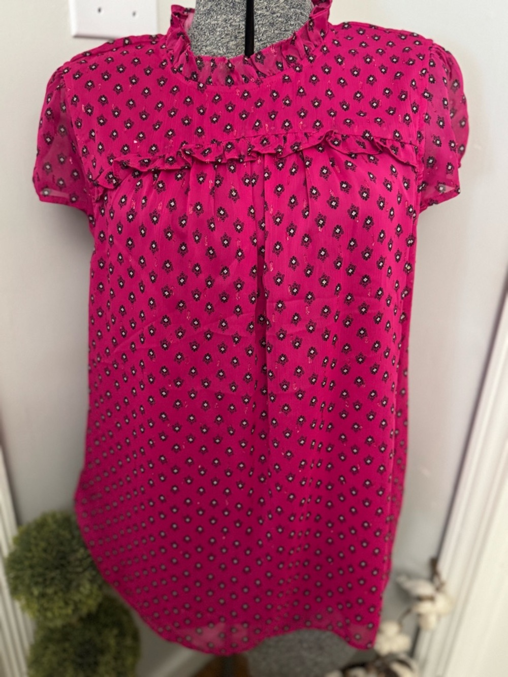 Carolina Belle Fuchsia Ruffle-Neck Cap Sleeve Blouse With Shiny Thread Large NWT